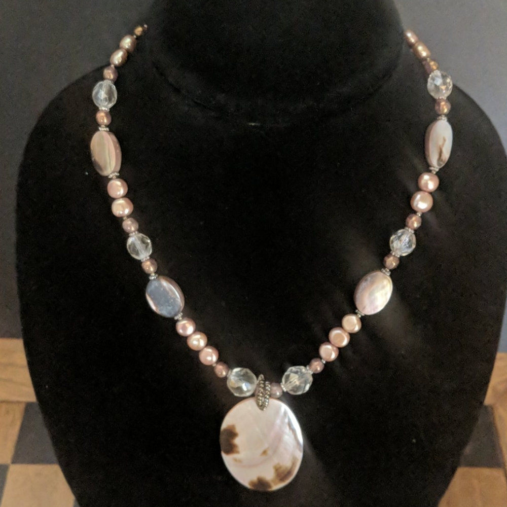 3/$25 Mother of Pearl shell and bead necklace - Picture 4 of 11